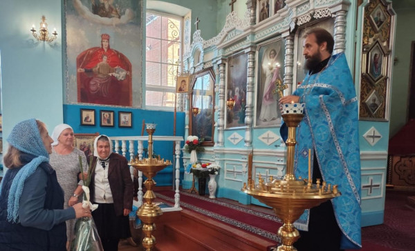 В храме Архистратига Михаила п. Каменоломни поздравили старейшую прихожанку с юбилеем