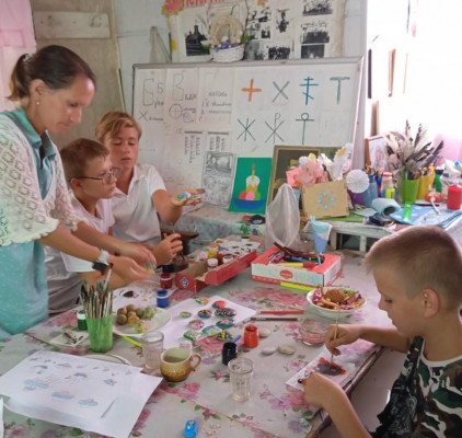В воскресной школе "Благовест" п. Каменоломни прошёл творческий мастер - класс по росписи морских камней