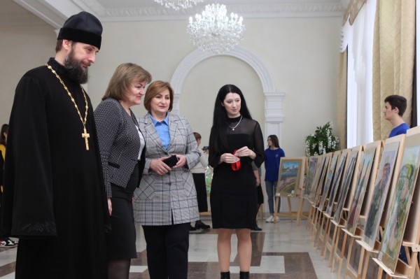 Благочинный приходов Нижнедонского округа принял участие в открытии выставки рисунков детей Донбасса