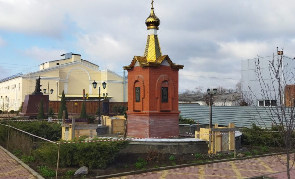 В п.Каменоломни продолжается реконструкция часовни Памяти
