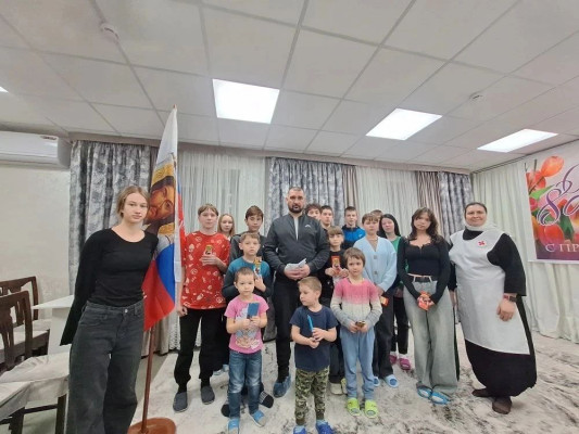 Живая связь поколений: участник спецоперации рассказал детям о любви к Родине