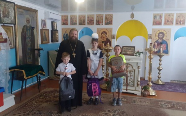 В станице Кривянской и поселке Кадамовский прошла благотворительная акция «Соберем ребенка в школу»