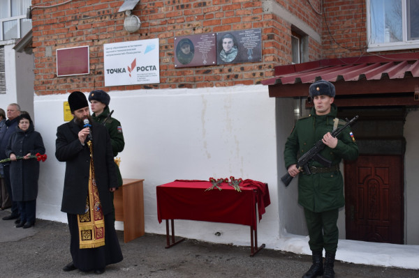 В школе №6 хутора Маркин Октябрьского района открыта мемориальная доска Александру Сапунову