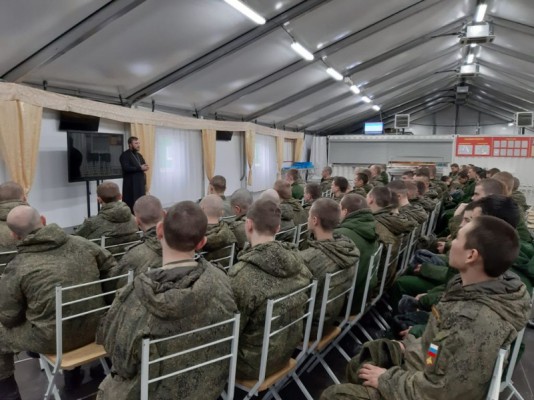 Иерей Сергей Липень провел встречу на патриотическую тему с военнослужащими 163-го танкового полка