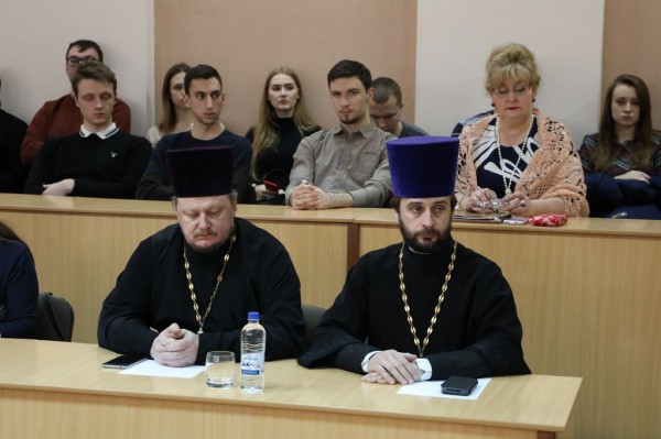 Благочинный приходов Нижнедонского округа принял участие в Сретенской молодежной конференции «Нравственные ценности – будущее человечества» в ИСОиП (филиал) ДГТУ в г. Шахты