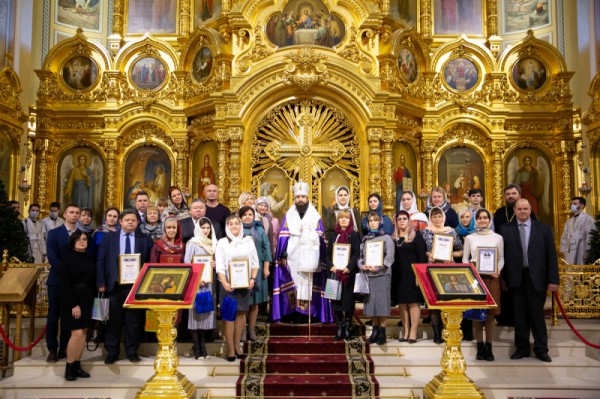 Победители Всероссийского конкурса «За нравственный подвиг учителя» и Кирилло-Мефодиевской олимпиады от Нижнедонского благочиния награждены в Ростовском кафедральном соборе Рождества Пресвятой Богородицы