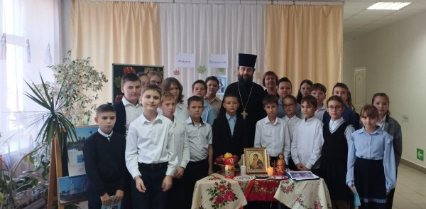 В школе №23 п. Красногорняцкий Октябрьского района прошел тематический час «Покров Пресвятой Богородицы»
