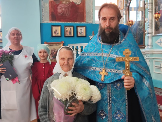 С 90-летием поздравили старейшую прихожанку храма Архистратига Михаила п. Каменоломни