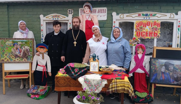 К празднику Покрова Пресвятой Богородицы в храме Архистратига Михаила была организована фотозона и прошла выставка детских художественных работ