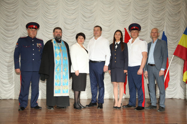 В станице Кривянской пятиклассникам торжественно вручили казачьи погоны