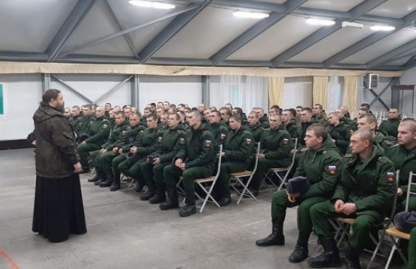 Настоятель храма святителя Тихона Задонского ст. Кривянской посетил 102-й мотострелковый полк