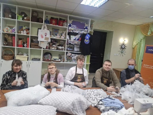 Совместная забота: особенные дети и сёстры милосердия передали подушки в госпиталь для участников СВО