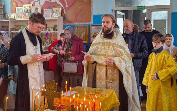 В храмах Нижнедонского благочиния прошли заупокойные Богослужения о всех «безвинно богоборцами убиенных или безвинно пребывавших в заключении»