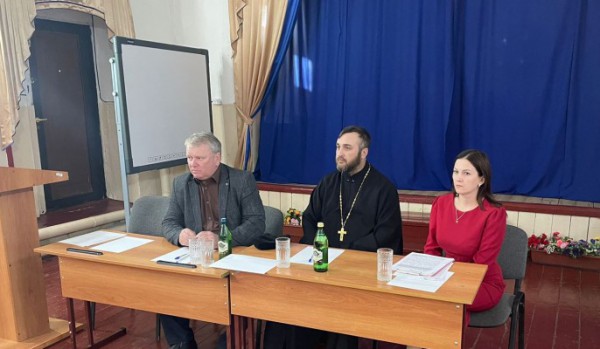 Настоятель храма святого великомученика Георгия Победоносца п. Новозарянский принял участие во встрече с молодежным активом Мокрологского поселения