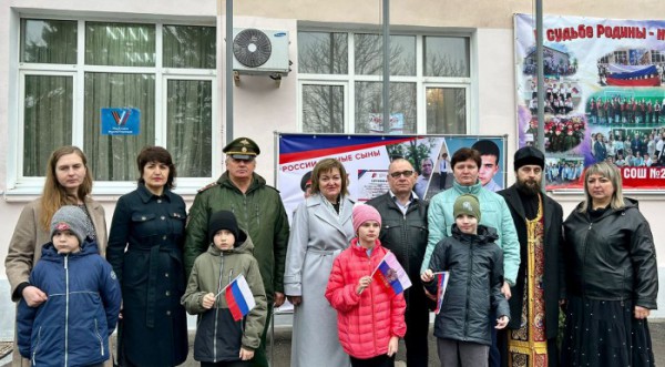 Благочинный приходов Нижнедонского округа совершил освящение мемориальной доски погибшему воину