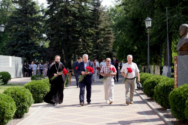 В День памяти и скорби к мемориалу «Аллея героев» в п. Каменоломни были возложены цветы