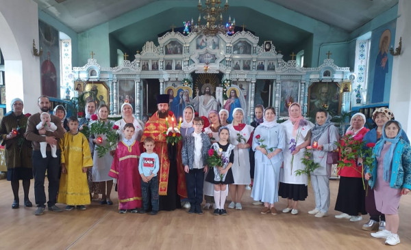 В храме Архистратига Михаила п. Каменоломни торжественно встретили Благодатный огонь