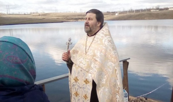 Протоиерей Сергий Сергошин совершил чин великого освящения воды в окрестностях хутора Красный Кут