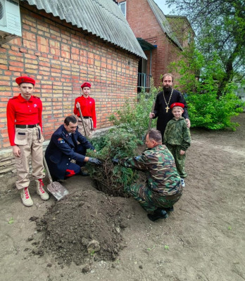 Казаки и юнармейцы приняли участие в благоустройстве прихрамовой территории