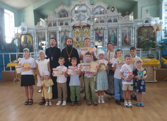 В день празднования Дня семьи, любви и верности в храме Архистратига Михаила п. Каменоломни наградили юных художников