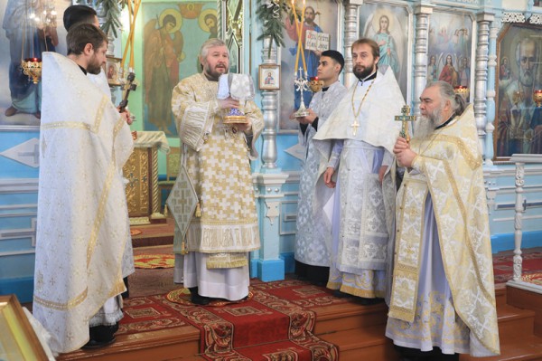 В праздник Обрезания Господня и день памяти святителя Василия Великого Преосвященнейший епископ Симон совершил Божественную литургию в храме Архистратига Михаила пос. Каменоломни