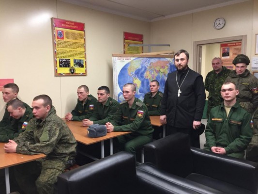 Иерей Сергий Липень провел беседу с военнослужащими 163 танкового полка