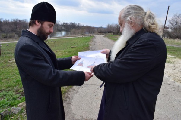 Протоиерей Сергий Яценко провел рабочую встречу на месте строительства храма в честь великомученика Иакова Персянина в пос. Персиановский
