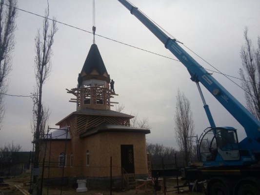 Установка шатровой части кровли храма святого великомученика Георгия Победоносца