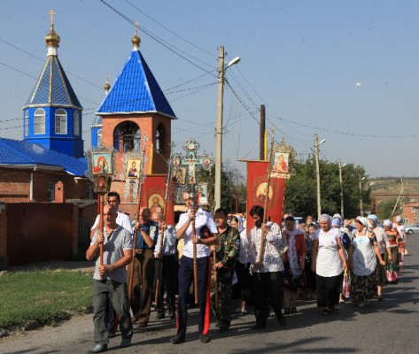 Крестный ход в п.Каменоломни в день воспоминания чуда Архангела Михаила бывшего в Хонех (Колоссах) в IV  веке