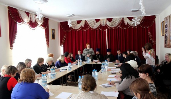 Шахтинская епархия и Общественная палата г. Шахты провели городской круглый стол, посвящённый проблематике духовно-нравственного воспитания школьников