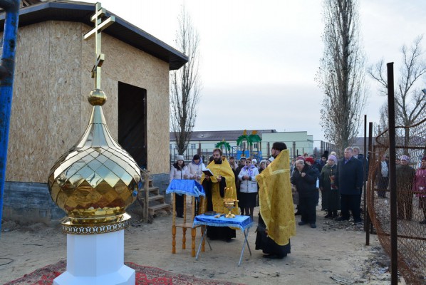 Освящение купола и креста строящегося храма святого Георгия Победоносца в поселке Новозарянский