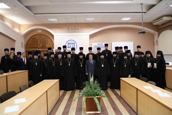 Удостоверения о повышении квалификации духовенство Шахтинской епархии получило из рук епископа Шахтинского и Миллеровского Симона и директора ИСОиП (филиала) ДГТУ в г. Шахты С.Г. Страданченко