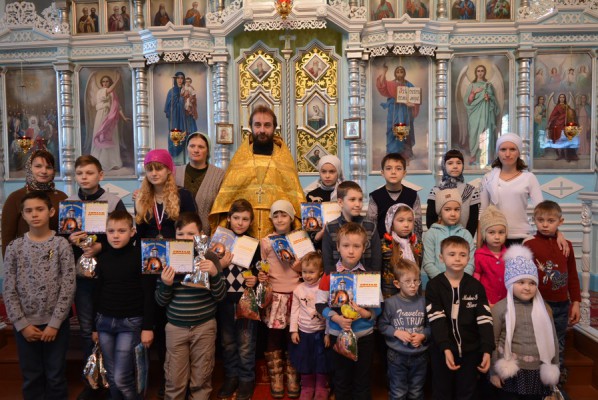 В храме Архангела Михаила п. Каменоломни наградили детей воскресной школы за участие во Всероссийских и Епархиальных конкурсах