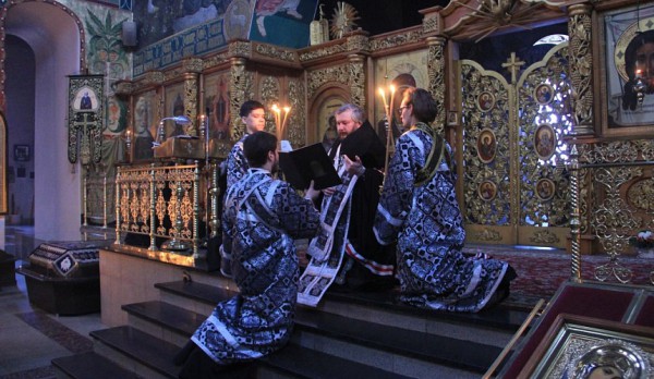 Духовенство Нижнедонского благочиния приняло участие в богослужении с  чином прощения в Покровском кафедральном соборе г. Шахты