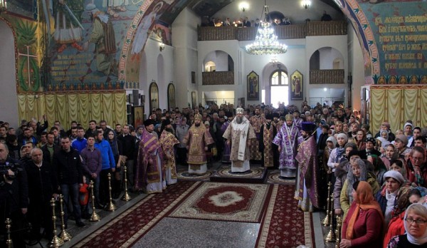 Торжество соборного богослужения в Покровском кафедральном соборе г. Шахты