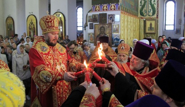 В день Пасхи духовенство и верующие со всей епархии прибыли в Покровский собор г. Шахты, чтобы встретить великую святыню – благодатный огонь из Иерусалима
