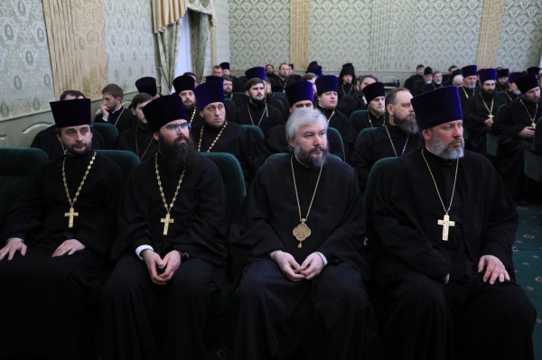 В районном ДК п. Каменоломни состоялась встреча духовенства Шахтинской епархии с российским исследователем современного религиозного сектантства, профессором Александром Леонидовичем Дворкиным