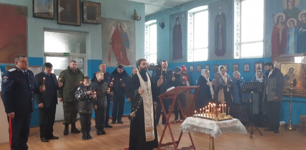 В храме Архистратига Михаила п. Каменоломни прошла панихида по невинно убиенным казакам в годы Гражданской войны и репрессий