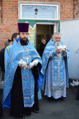 В честь праздника Благовещения в храме п. Каменоломни выпустили в небо белых голубей