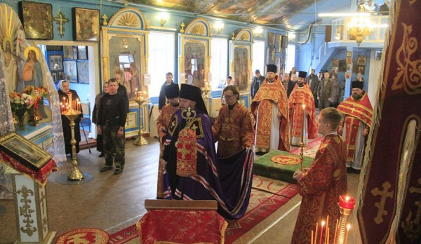 Епископ Шахтинский и Миллеровский Симон совершил Божественную литургию в храме Покрова Пресвятой Богородицы г. Новошахтинска