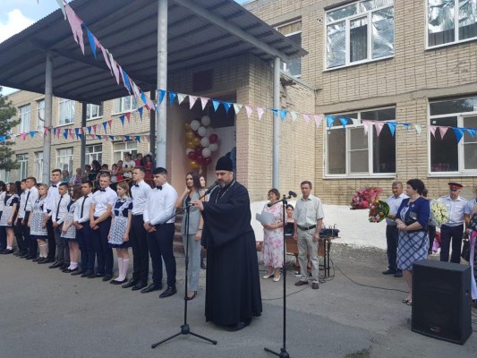 Настоятель храма святителя Тихона Задонского станицы Кривянской, благословил ребят на сдачу экзаменов