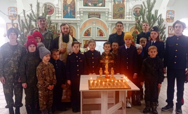 В храме великомученика Георгия Победоносца п. Новозарянский прошла панихида по убиенным казакам во времена репрессий