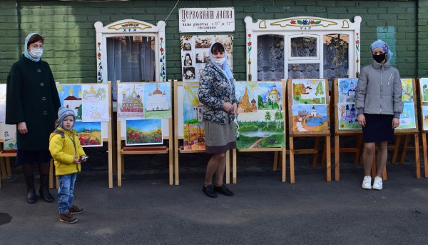 В День народного единства, в храме Архангела Михаила п. Каменоломни, прошла выставка детских художественных работ «Полет над Россией»