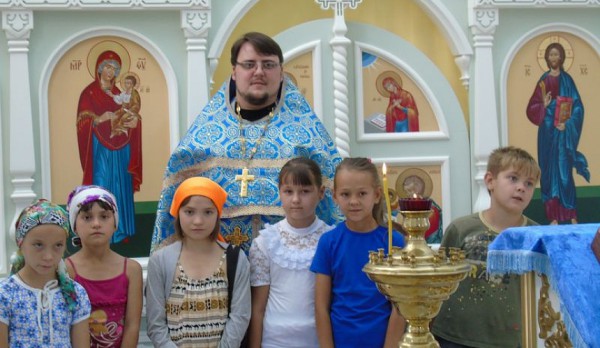 Акция «Поможем собрать детей в школу» в  храме великомученика Георгия Победоносца поселка Новозарянский