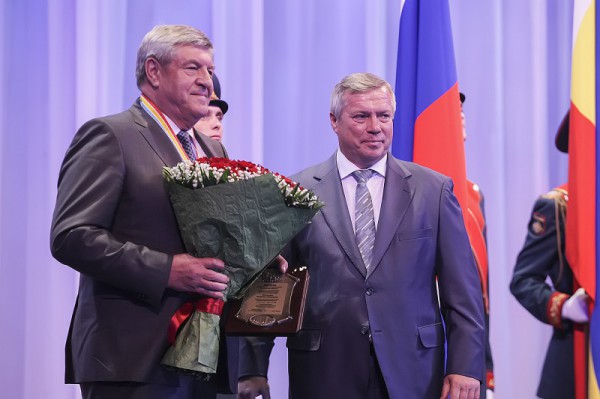 Василий Голубев вручил дипломы и знаки новым почетным гражданам Ростовской области