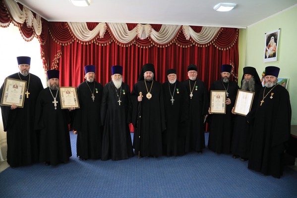 Епископ Шахтинский и Миллеровский Симон вручил духовенству Нижнедонского благочиния патриаршие награды