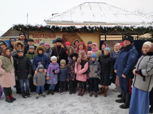 В храме Архистратига Михаила п. Каменоломни прошла акция памяти «Блокадный хлеб» и «Ленточка Ленинградской Победы»