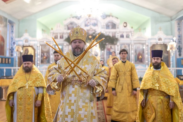 Епископ Шахтинский и Миллеровский Симон совершил Божественную литургию в храме Архистратига Михаила поселка Каменоломни