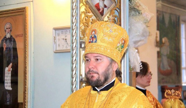 Епископ Шахтинский и Миллеровский Симон возглавил Божественную литургию в храме Архистратига Михаила пос. Каменоломни
