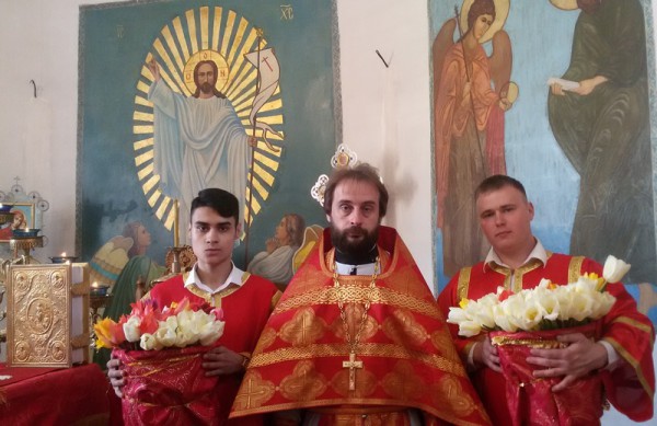 В Неделю 3-ю по Пасхе, святых жен-мироносиц, в храме Архангела Михаила п. Каменоломни прихожанок поздравили с православным женским днем